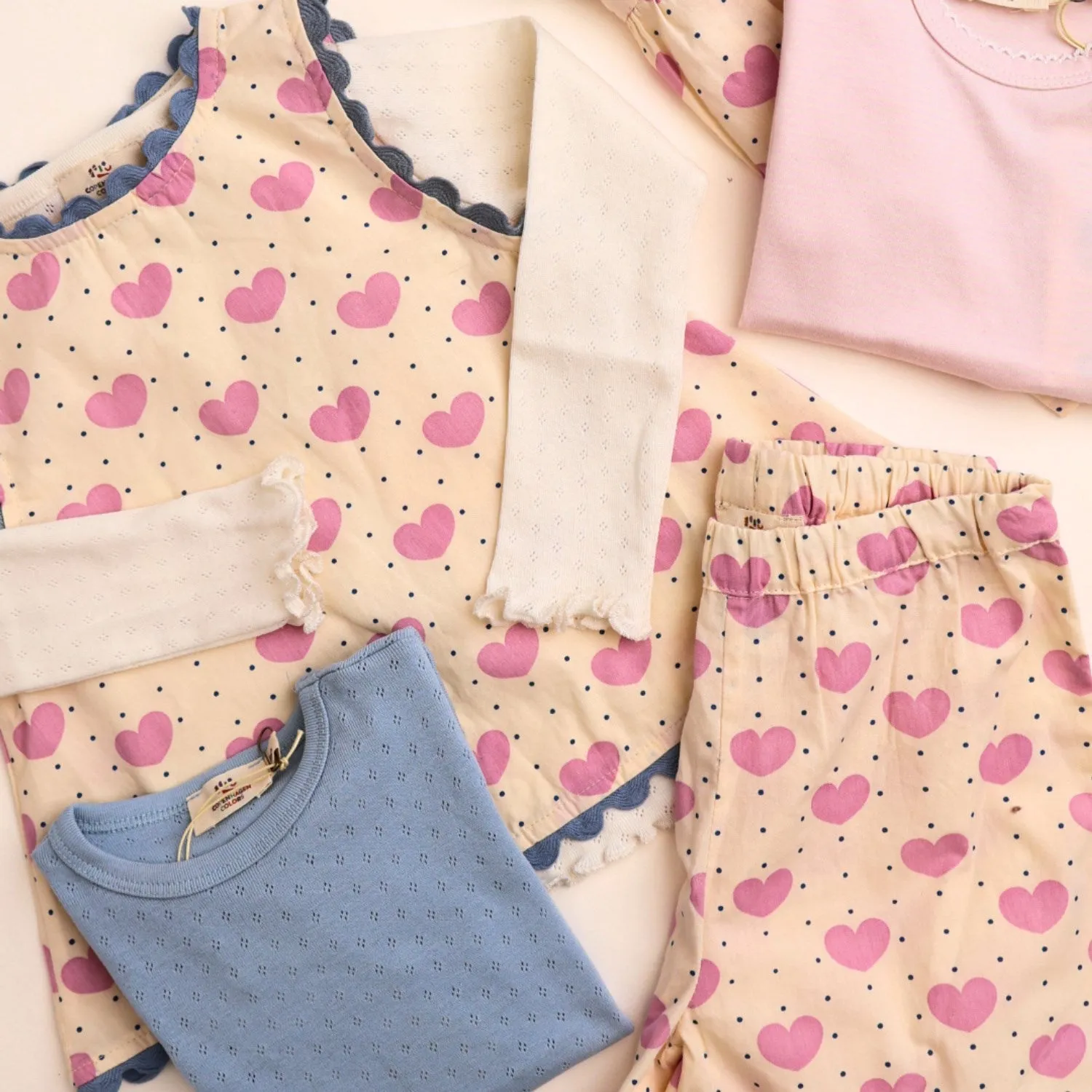COPENHAGEN COLORS Heart Aop Heart & Dots Shorts W Ruffle Pockets